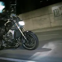 2014-Yamaha-MT-09-EU-Deep-Armor-Action-003.jpg
